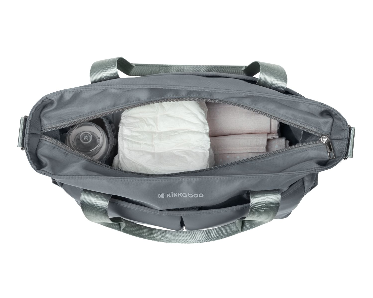 Eine offene graue Wickeltasche mit Babysachen wie Fläschchen, Windeln und Kleidung.