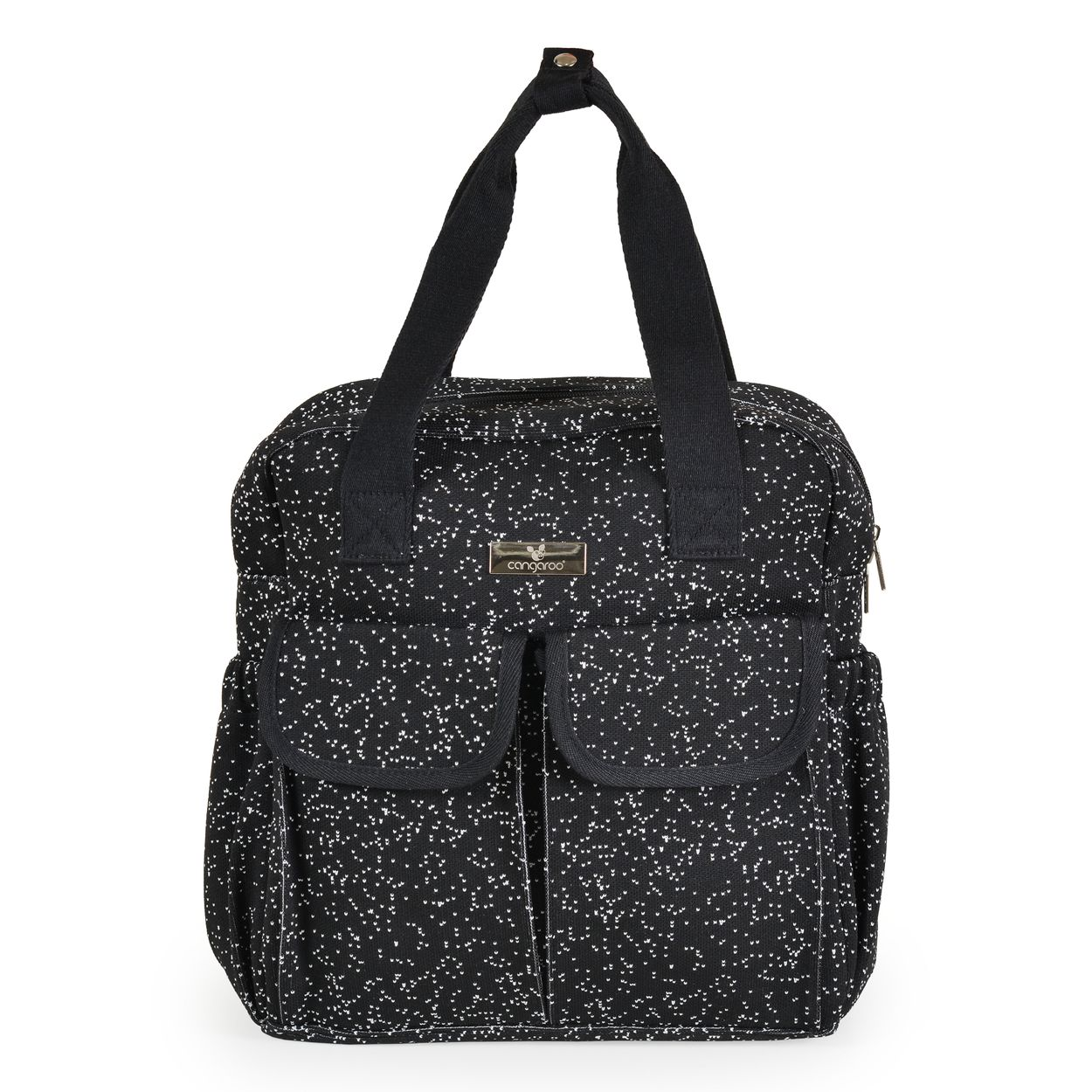 Eine schwarze Wickeltasche mit weißen Sprenkeln, schwarzen Griffen, Vordertaschen und kleinem Logo auf weißem Grund.