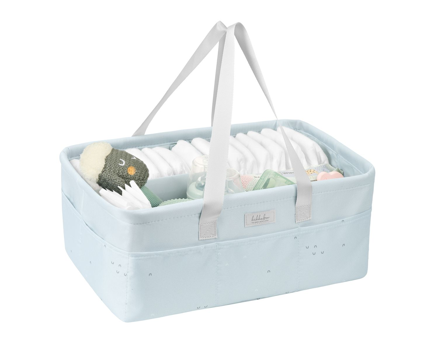 Hellblaue Wickeltasche mit weißen Trägern, gefüllt mit Windeln, Spielzeug und Babyartikeln auf weißem Hintergrund.