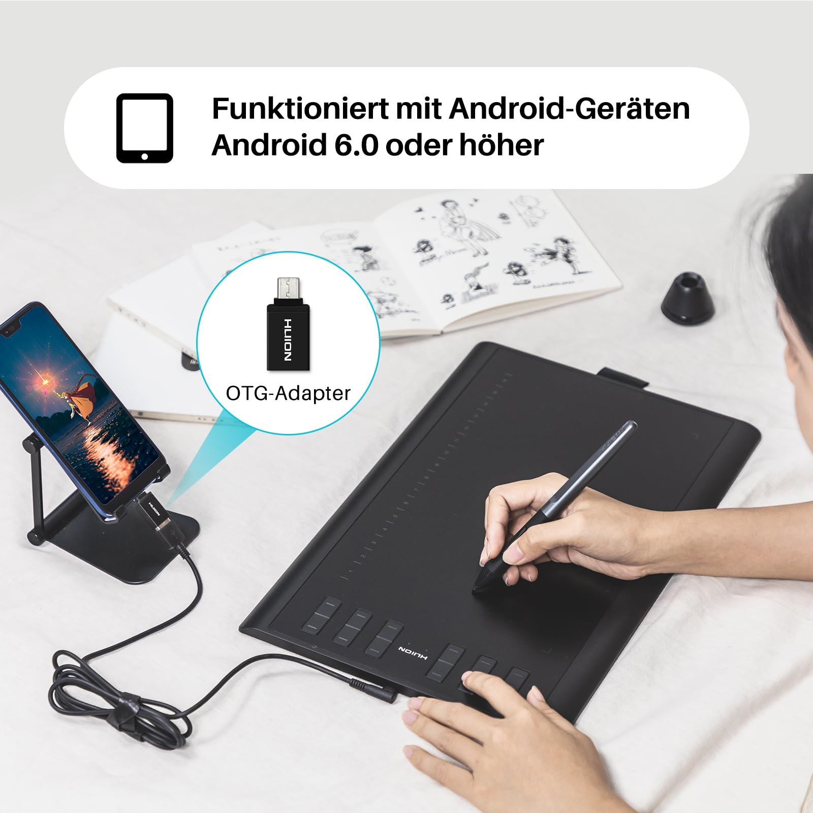 Eine Person zeichnet auf einem Grafiktablett, das über einen OTG-Adapter mit einem Smartphone verbunden ist.