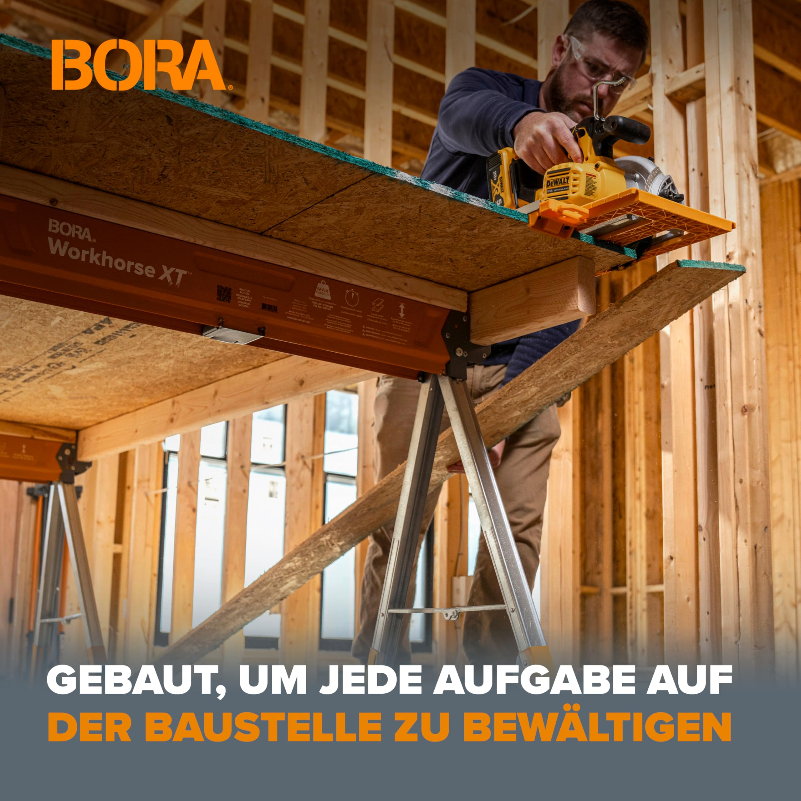 Ein Arbeiter schneidet Holz auf einem BORA Workhorse XT Sägebock in einem unfertigen Gebäude.