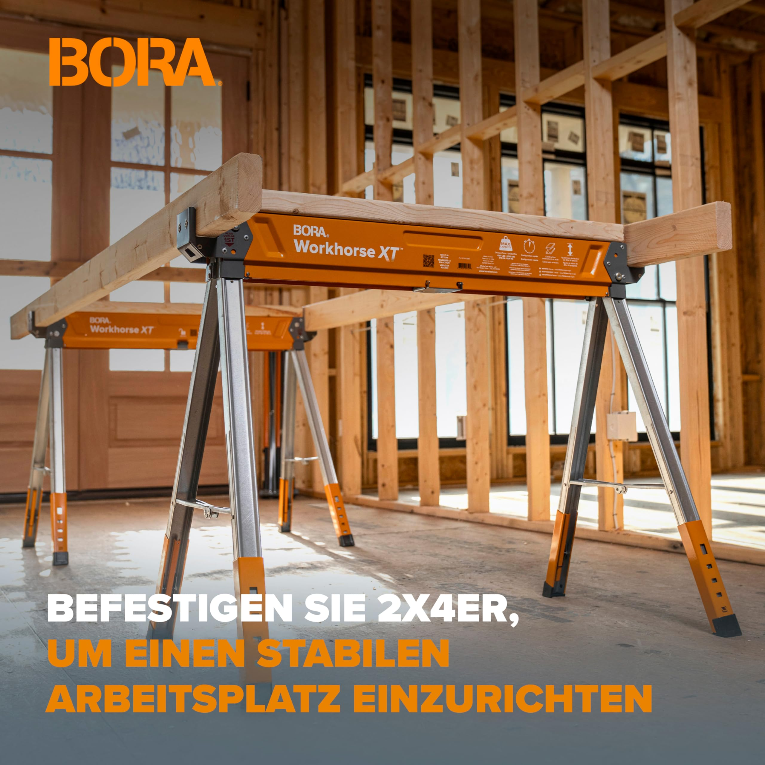 Zwei orange und silberne Bora Workhorse XT Sägeböcke stützen Holzträger in einem Rohbau.