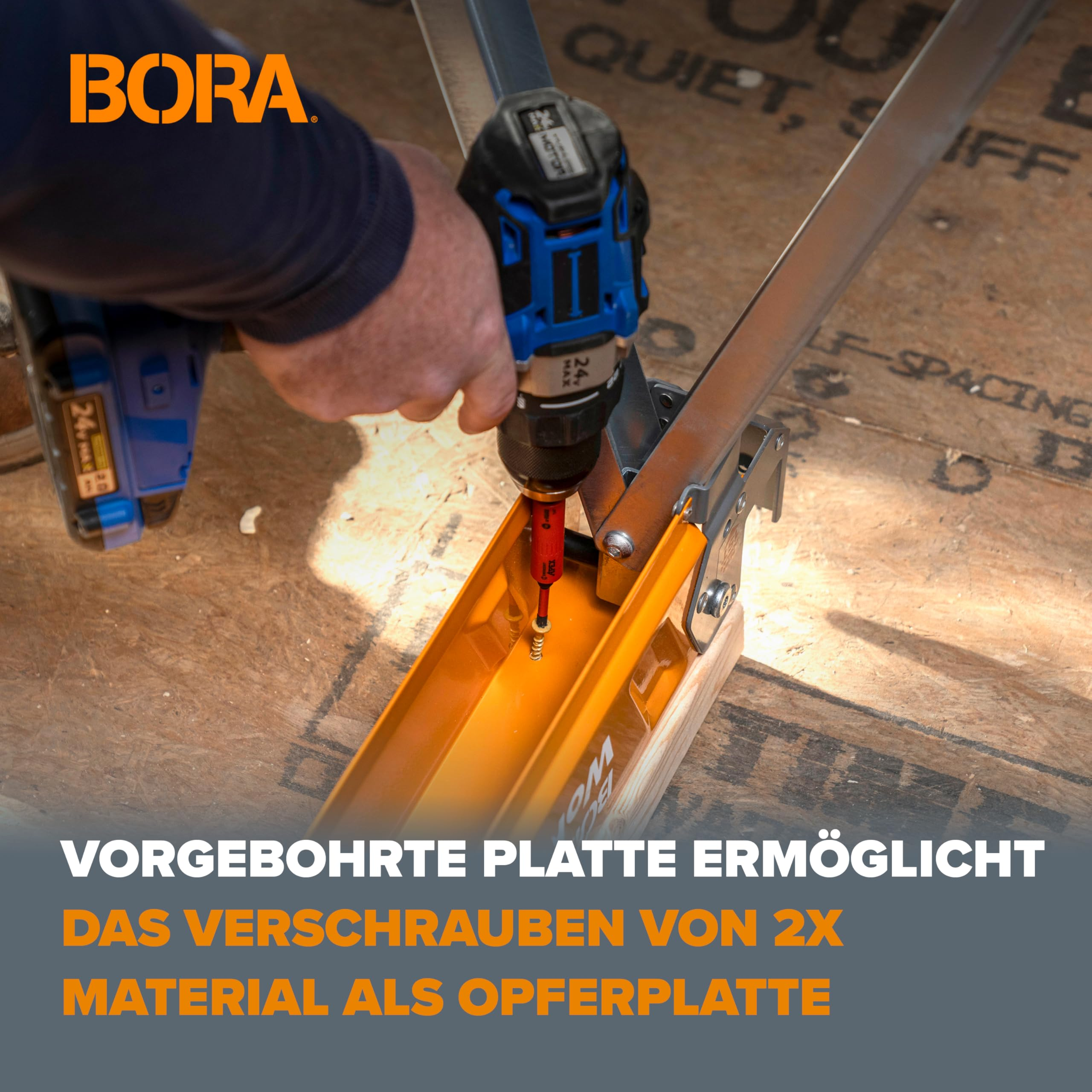 Ein Akkuschrauber schraubt eine orange Metallhalterung auf einer Holzplatte fest.