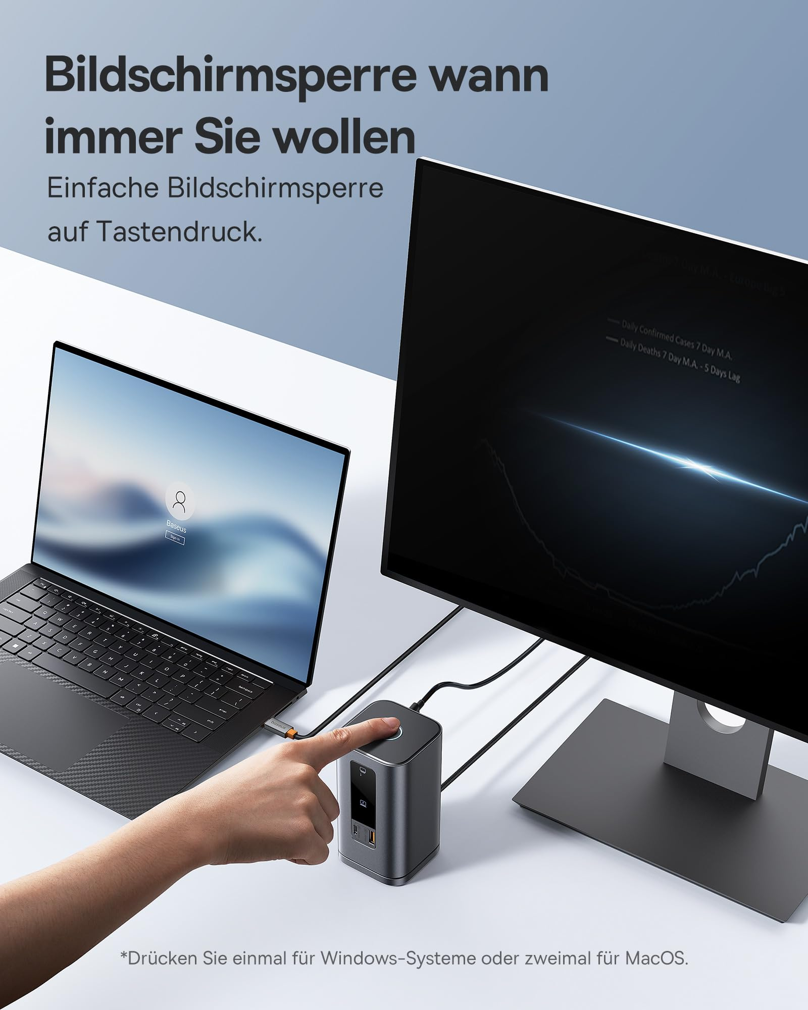 Una mano preme un piccolo dispositivo grigio collegato a laptop e monitor.