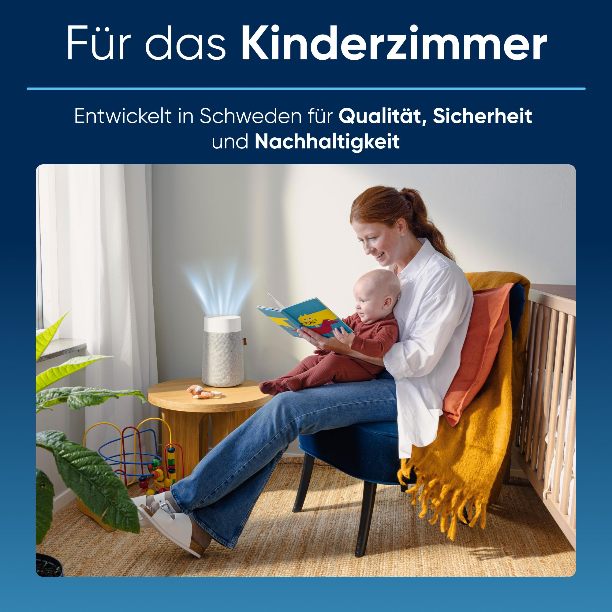 Eine Frau liest einem Baby in einem Sessel vor, daneben steht ein Luftreiniger.