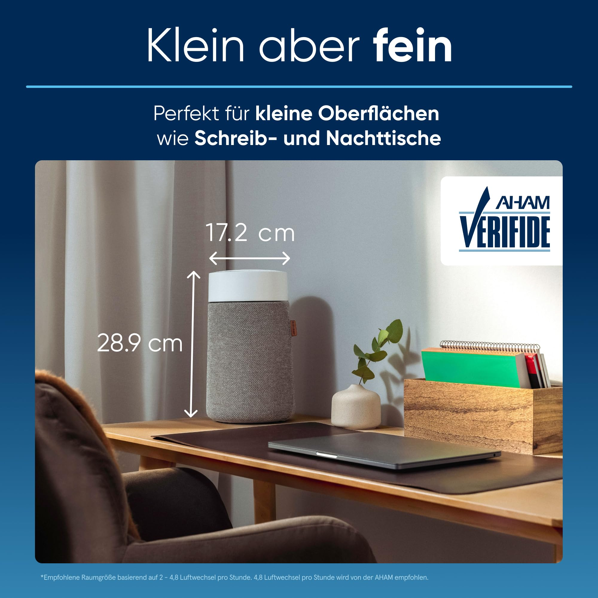 Ein zylindrischer Luftreiniger auf einem Schreibtisch mit Maßen von 17,2 cm Breite und 28,9 cm Höhe.