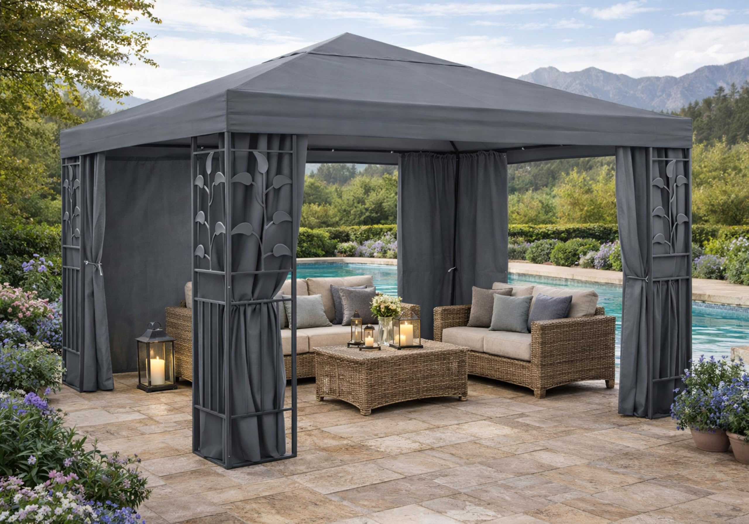 Grauer Pavillon mit Rattansofas, Tisch und Laternen am Pool.