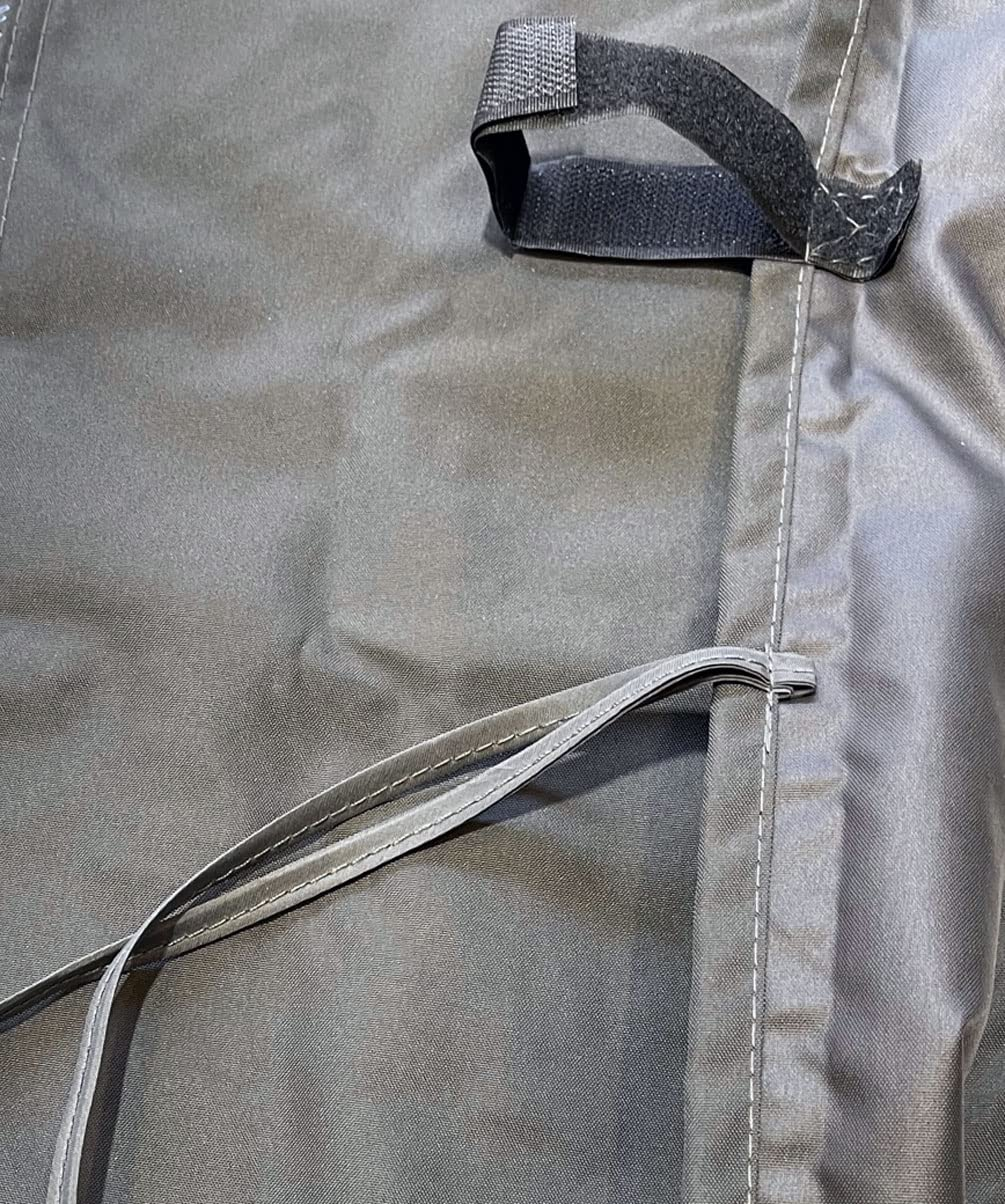 Nahaufnahme einer schwarzen Stoffhülle mit Nähten, einem Klettverschluss oben und zwei hängenden Stoffbändern.