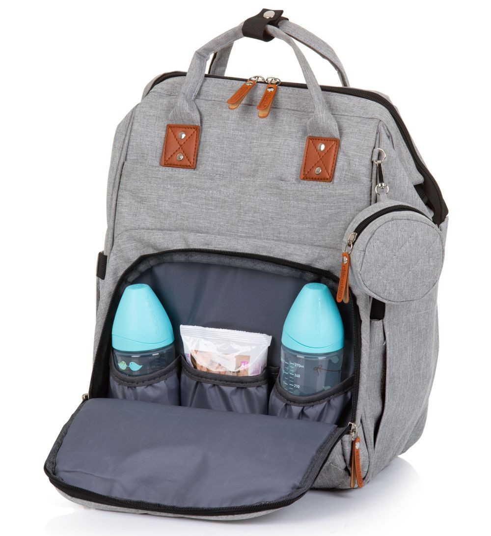 Grauer Wickelrucksack mit braunen Akzenten, offener Vordertasche mit zwei blauen Babyflaschen und einer kleinen Tasche.
