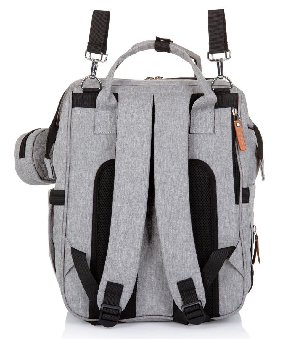 Grauer Rucksack mit schwarzen Riemen, Tragegriff und Seitenfächern auf weißem Hintergrund.