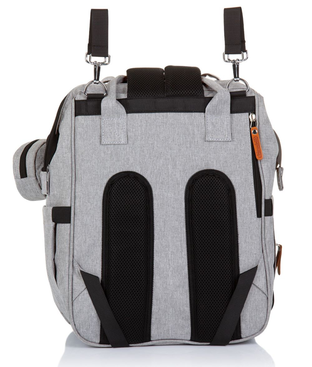 Grauer Wickelrucksack von hinten mit schwarzen Trägern und Haken zur Befestigung.