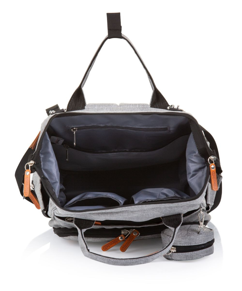 Eine offene graue Wickeltasche mit schwarzen Griffen, geräumigem Innenraum und mehreren Taschen vor weißem Hintergrund.