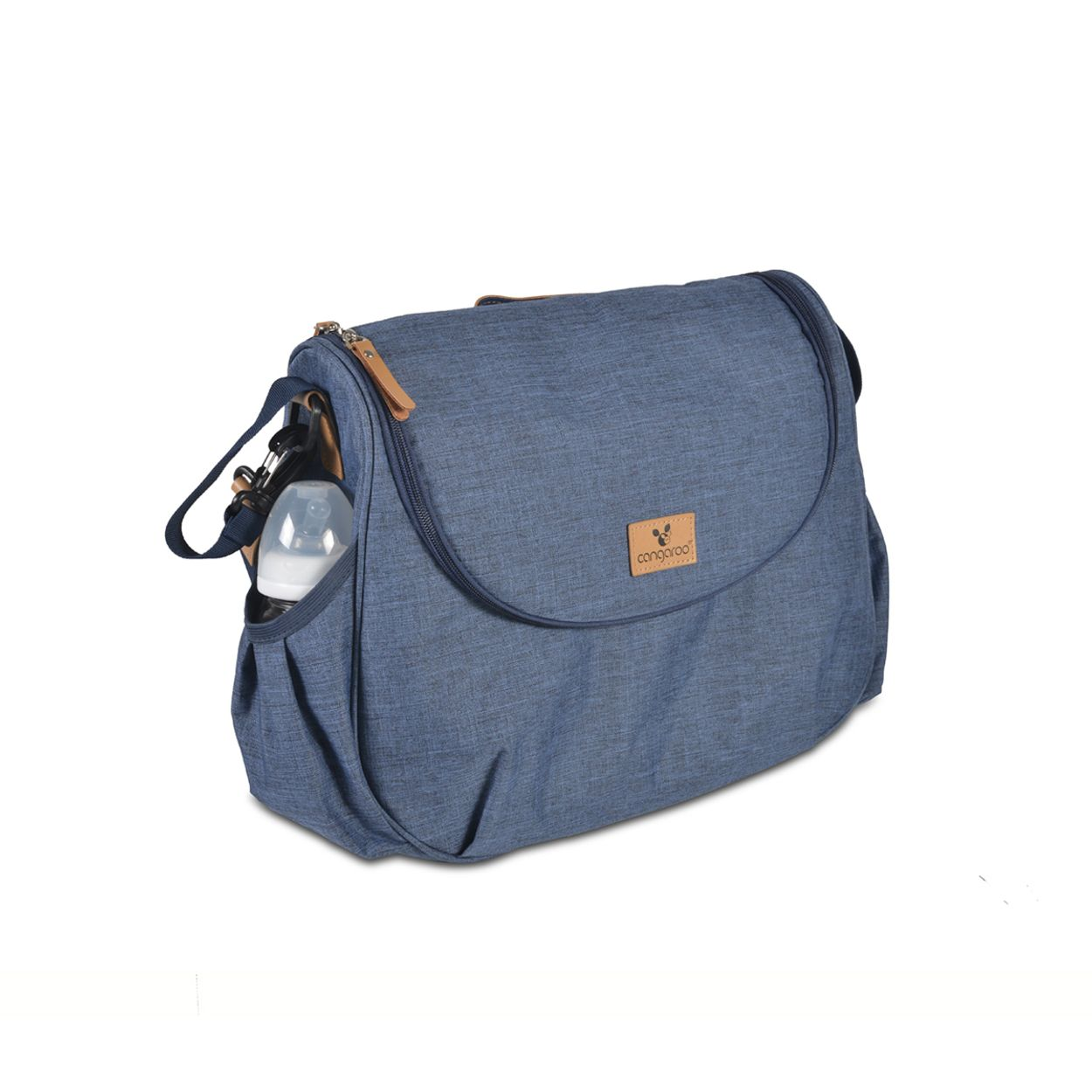 Eine blaue Wickeltasche aus Stoff mit braunem Logo-Etikett und einer Babyflasche in der Seitentasche.