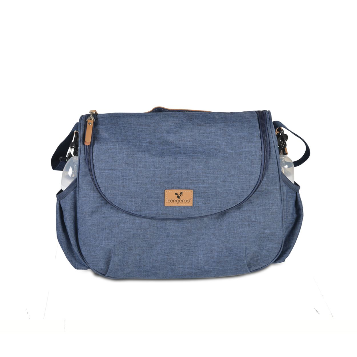 Eine blaue Wickeltasche mit Klappverschluss, Markenlogo und Seitentaschen mit Babyfläschchen, isoliert auf weiß.