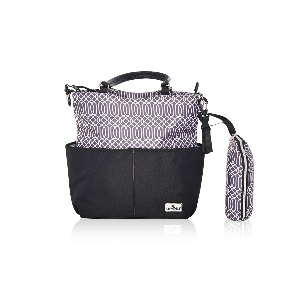 Eine graue und schwarze Wickeltasche mit weißem geometrischem Muster und einer passenden kleinen Tasche.
