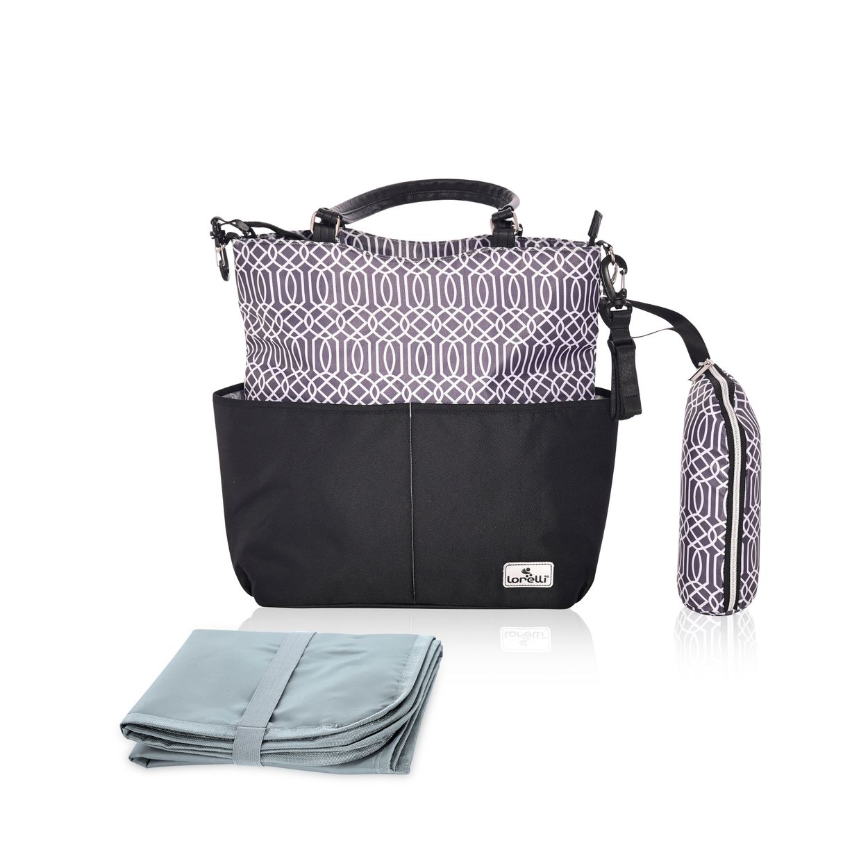 Eine graurosa gemusterte Wickeltasche mit schwarzem unteren Teil, kleiner Tasche und grauer Wickelauflage.