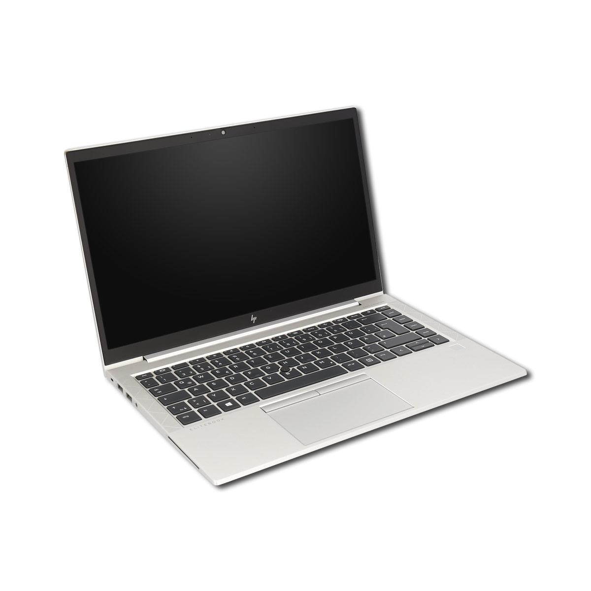 Ein silberner Laptop mit schwarzer Tastatur und offenem Bildschirm steht auf weißem Grund.