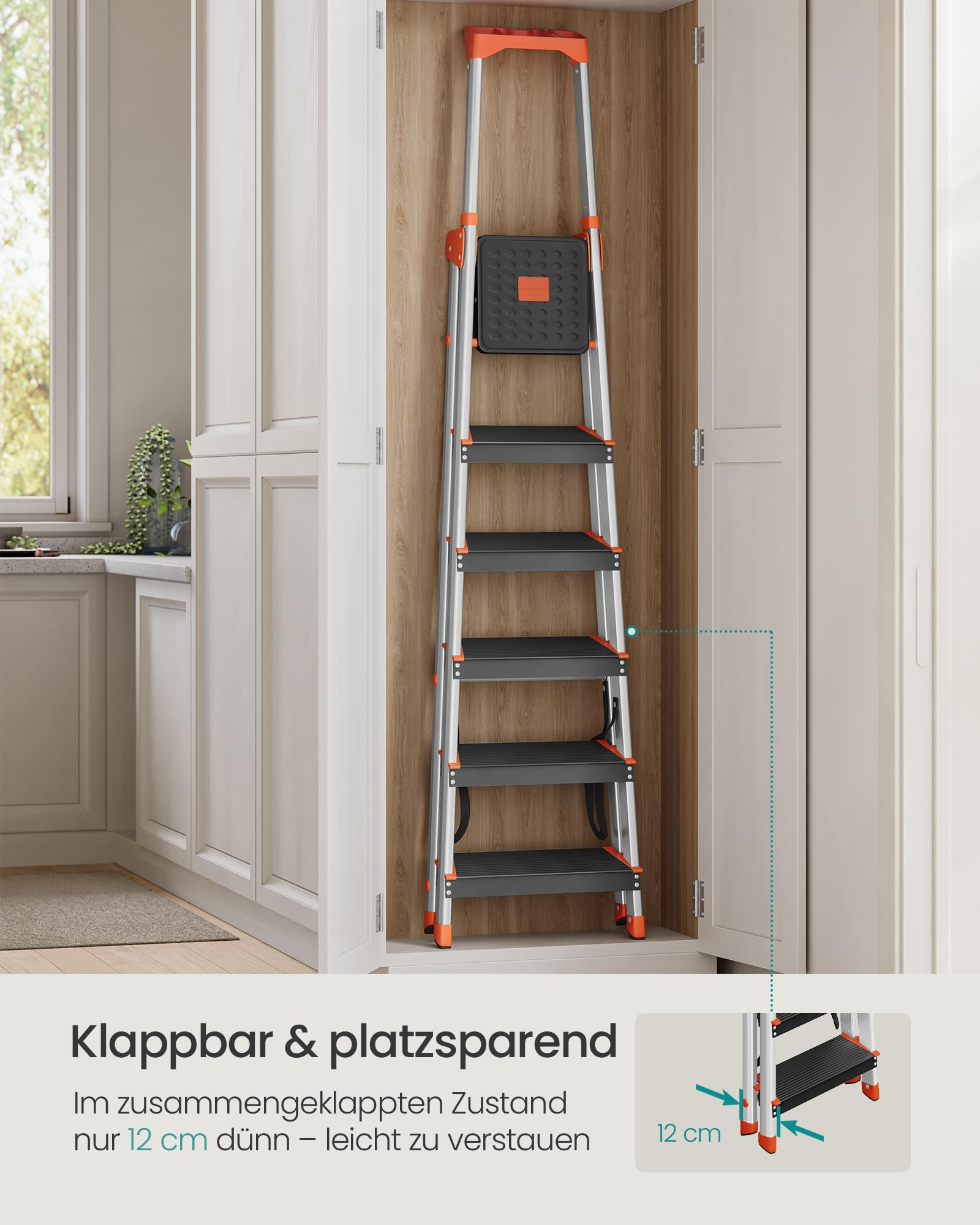 Eine kompakte Trittleiter in Holzschrank aufbewahrt, 12cm dünn.