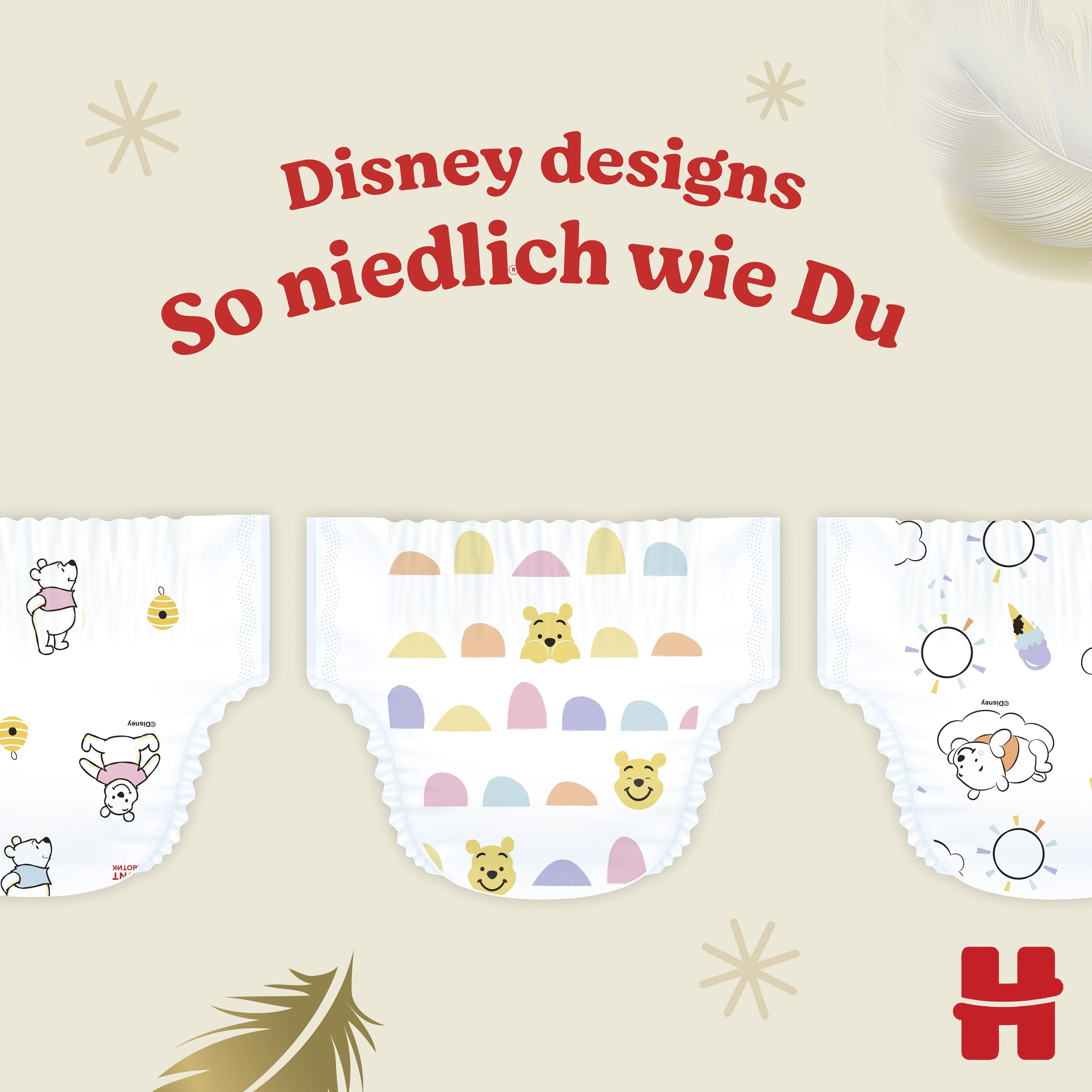 Drei Windeln mit Winnie the Pooh Motiven vor einem beigen Hintergrund mit rotem Text und Federn.