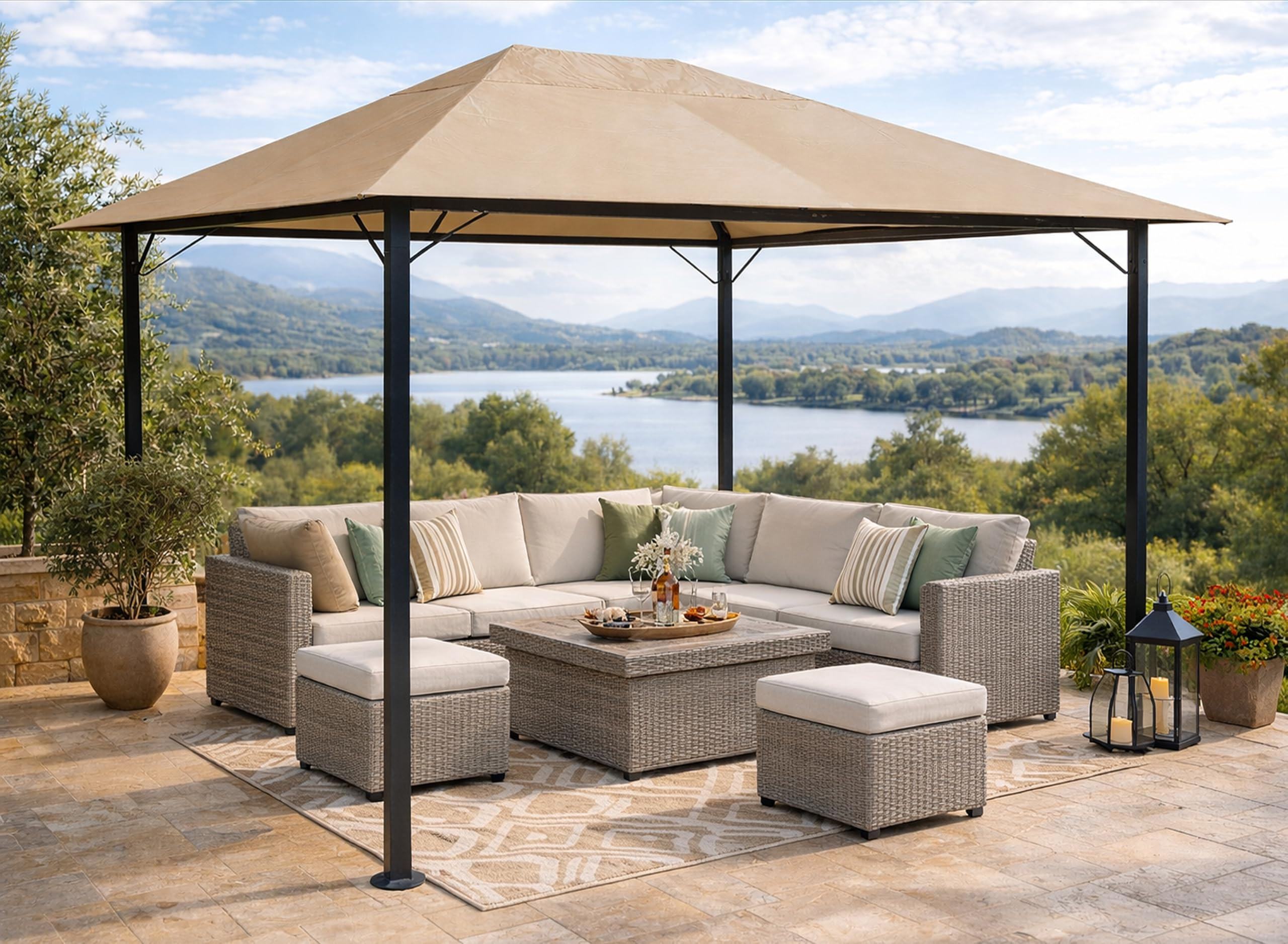 Ein beiger Pavillon über grauen Rattan-Sitzmöbeln und einem Tisch auf einer Terrasse mit Blick auf einen See.