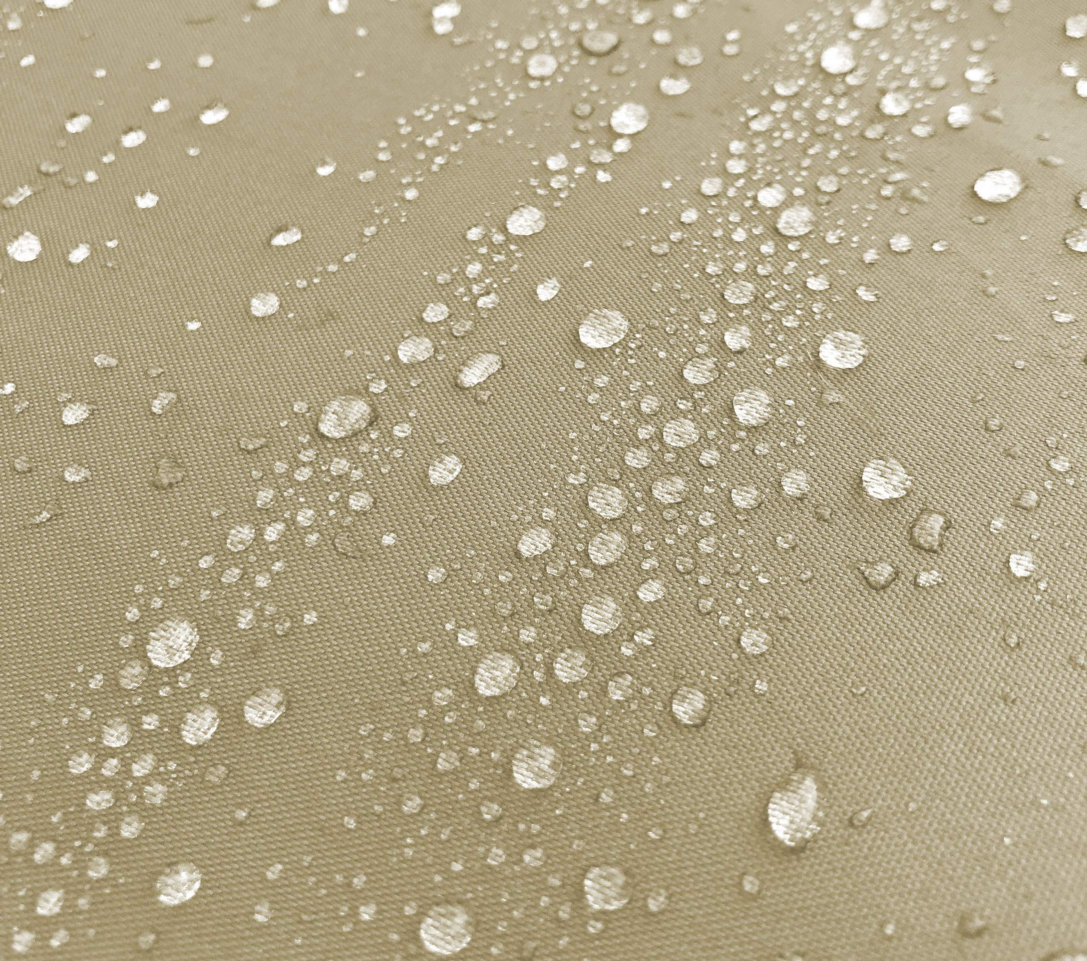 Wassertropfen auf einer beigefarbenen, texturierten Stoffoberfläche.