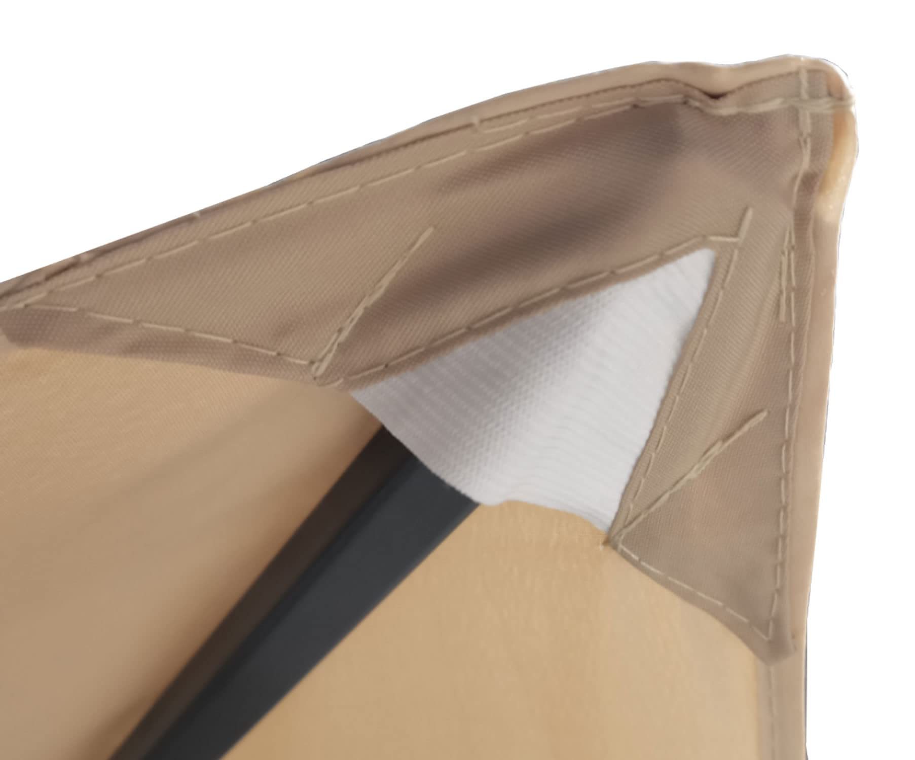Verstärkte beigefarbene Ecktasche einer Pavillonplane mit weißer Verstärkung und schwarzem Gestänge.