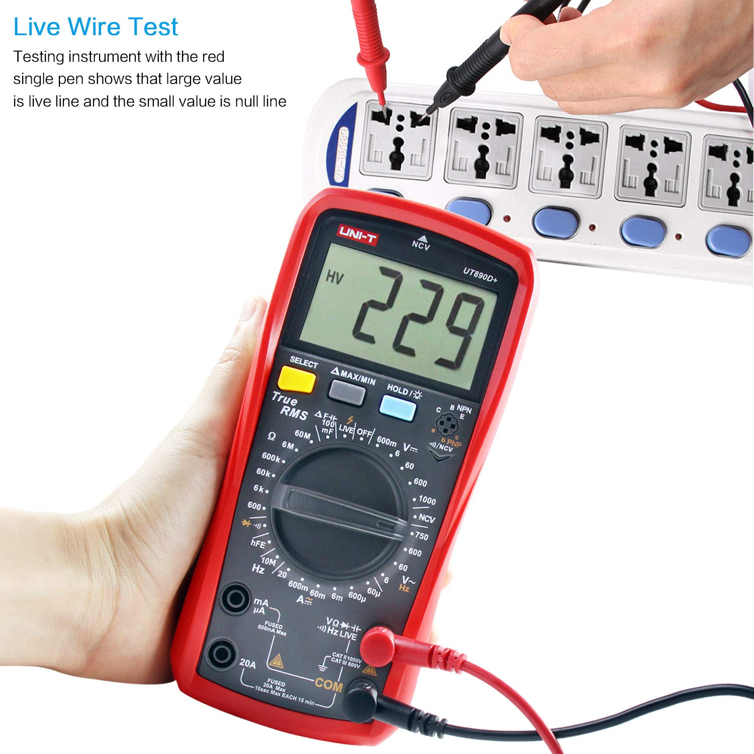 Ein rotes Digitalmultimeter in der Hand misst Spannung an einer Steckdosenleiste.