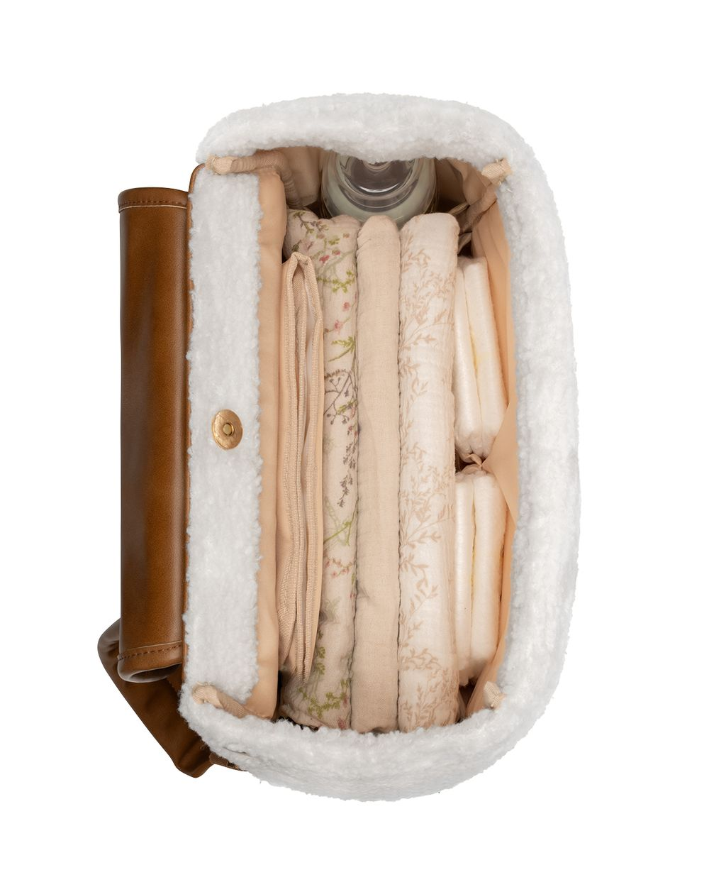 Ein offener, flauschiger Wickelrucksack mit organisierten Fächern, Windeln, Decken und einer Flasche.