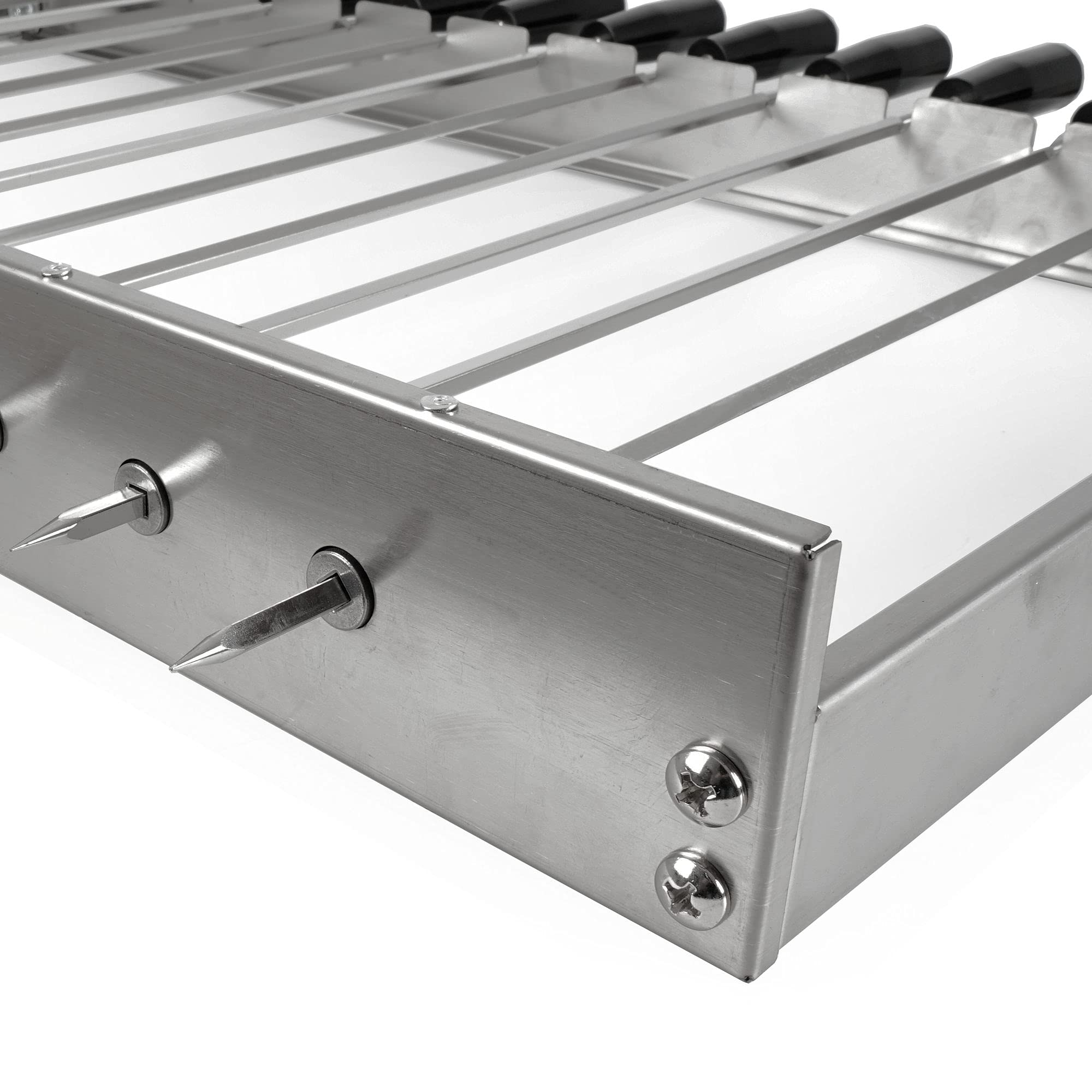 Ein Edelstahl-Grillgestell mit mehreren Spießen auf weißem Hintergrund.
