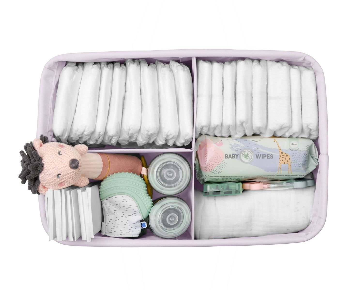 Ein organisierter rosa Korb enthält Windeln, Feuchttücher, Babyflaschen, Stoffwindeln und ein Kuscheltier.