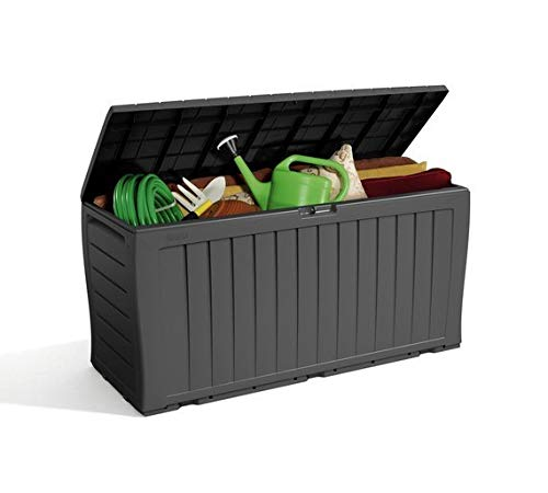 Dunkelgraue Gartenbox mit offenem Deckel und verstauten Gartengeräten sowie Kissen.