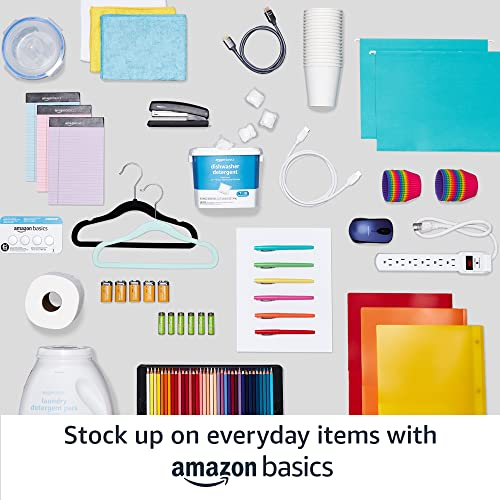 Verschiedene Amazon Basics Alltagsartikel ordentlich angeordnet vor hellgrauem Hintergrund.