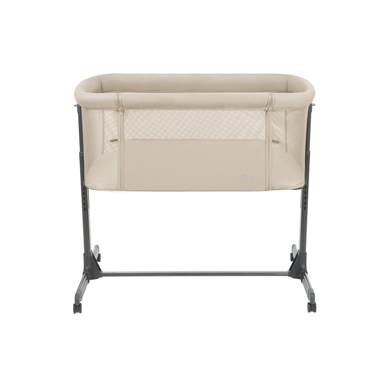 Beiges Babybett mit Netzfenstern auf grauem Metallgestell und Rollen vor weißem Hintergrund.