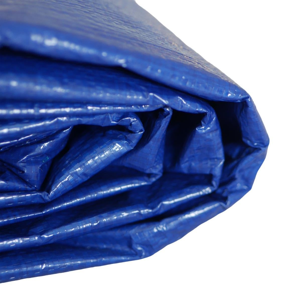 Une bâche en plastique bleu pliée sur fond blanc.