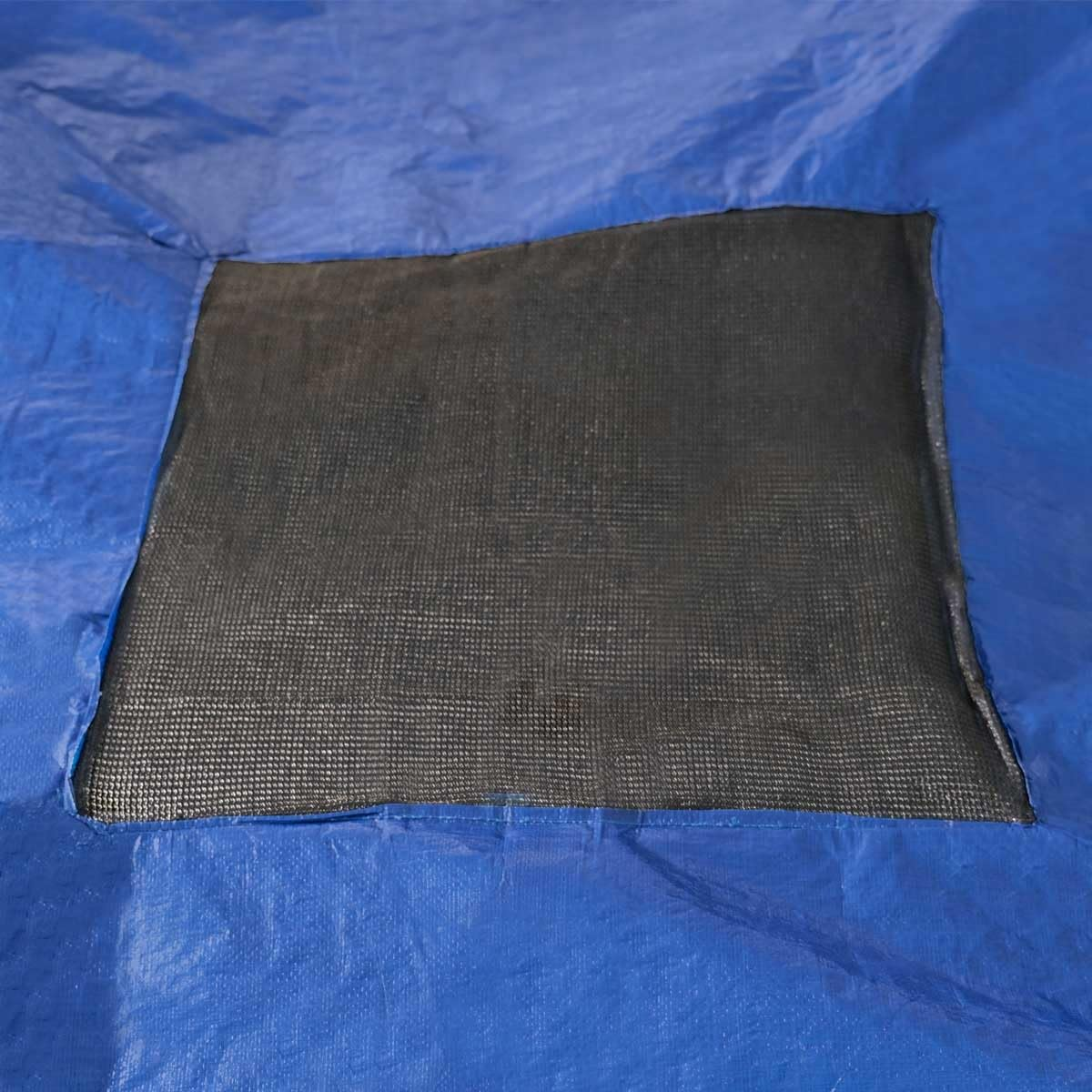 Un filet noir intégré dans une bâche bleue.