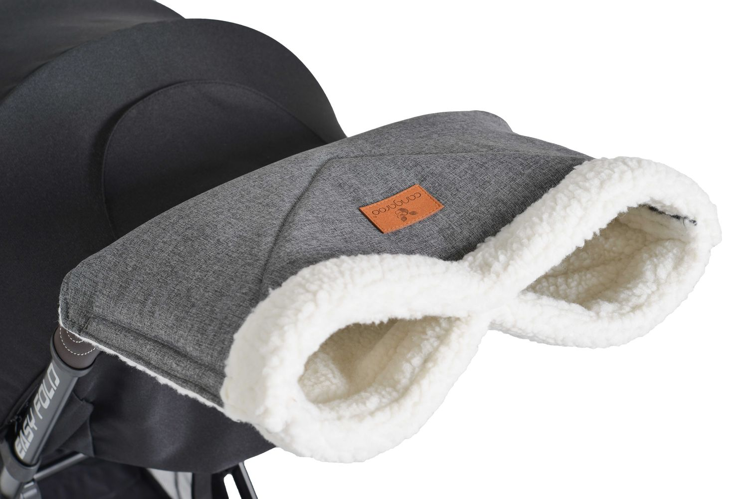 Grauer Kinderwagen-Handwärmer mit weißem Futter und braunem Logo, befestigt am schwarzen Kinderwagengriff.
