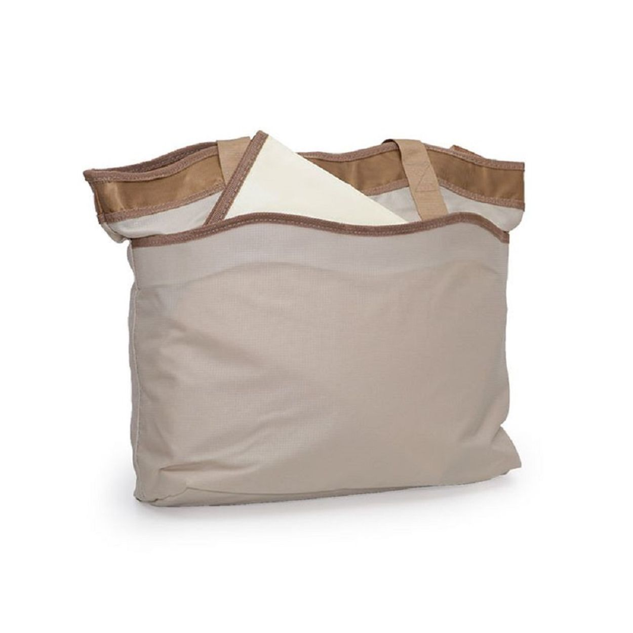 Eine beige und braune Stofftasche mit Henkeln und einem Dokument im Fach vor weißem Hintergrund.