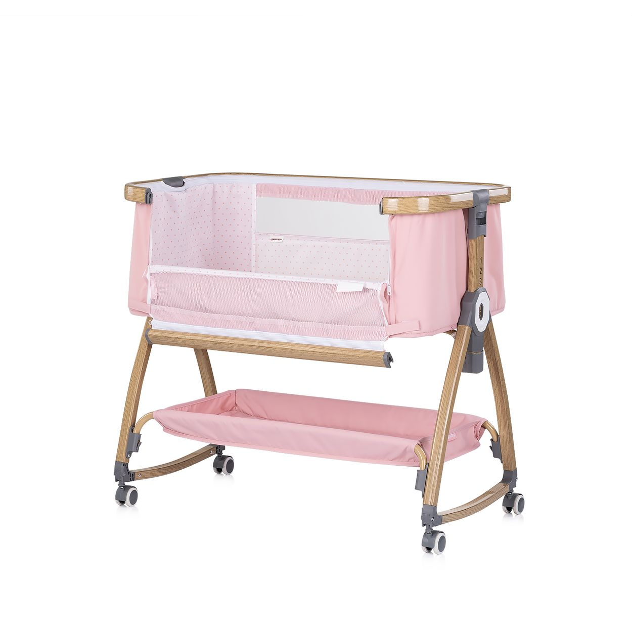 Rosa Babywiege mit Holzoptik, Rollen und Ablagekorb auf weißem Grund.