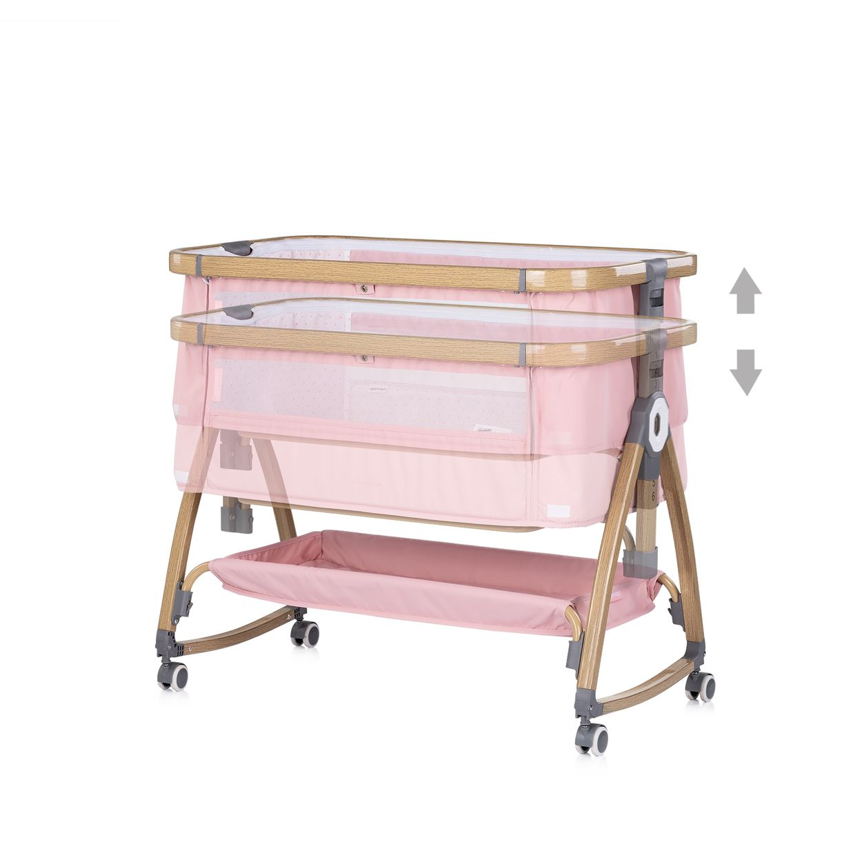 Rosa Babybett mit höhenverstellbarem Holz-Metall-Gestell auf Rädern und einer Ablage unten.
