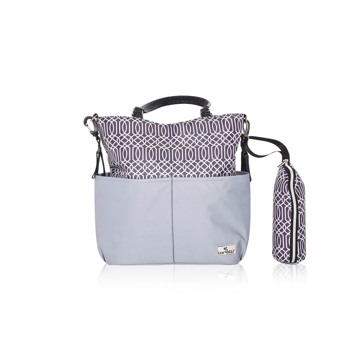 Grau-weiße Wickeltasche mit Muster und passendem Flaschenhalter auf weißem Hintergrund.