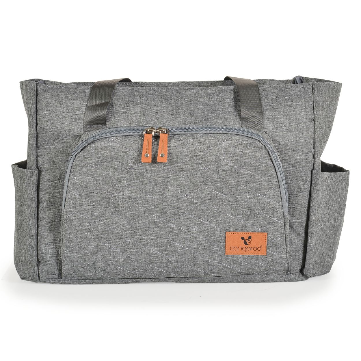 Eine graue Wickeltasche mit braunen Lederakzenten, Reißverschlüssen und Seitentaschen vor weißem Hintergrund.