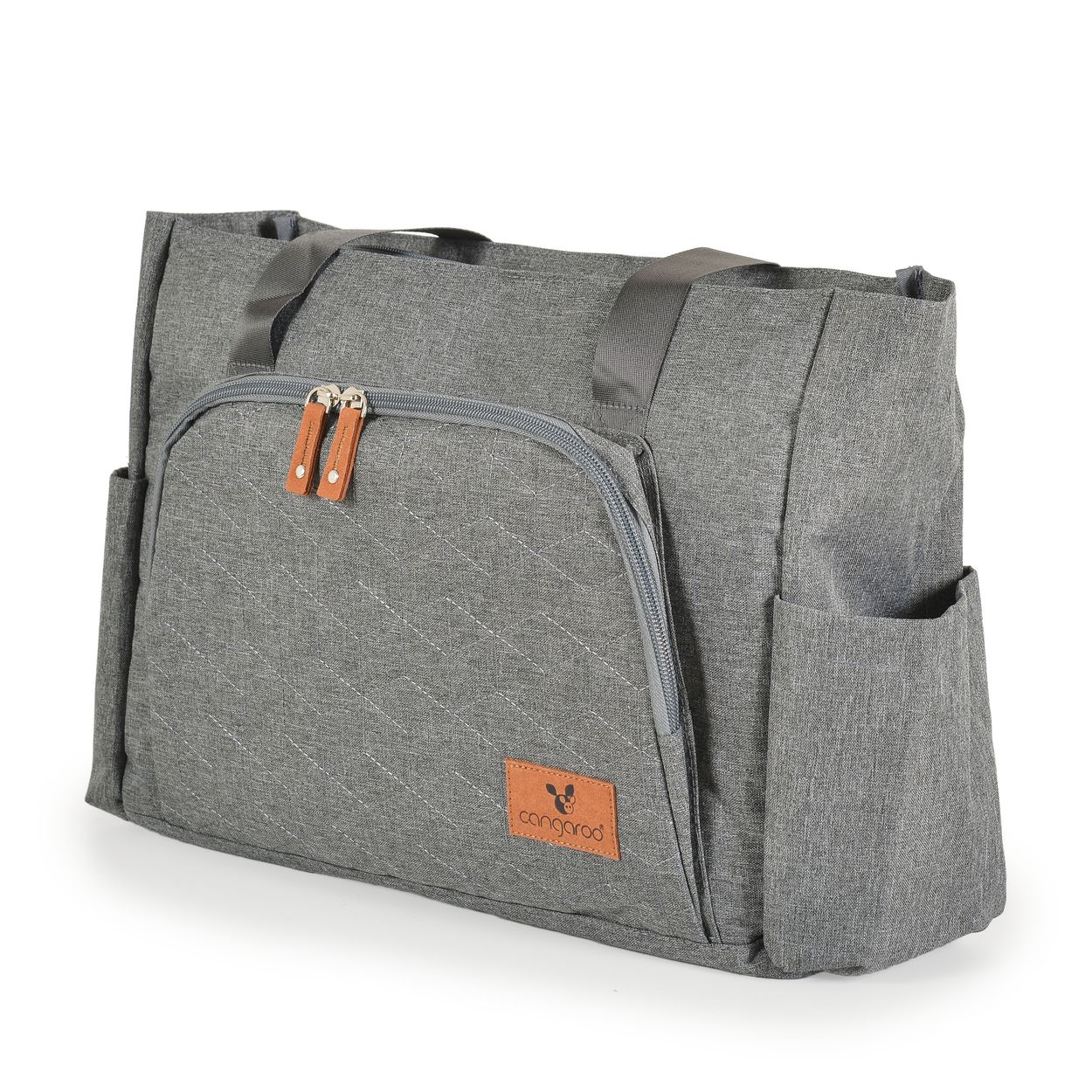 Eine graue Wickeltasche mit braunen Lederdetails, Reißverschlüssen und Seitentaschen auf weißem Hintergrund.
