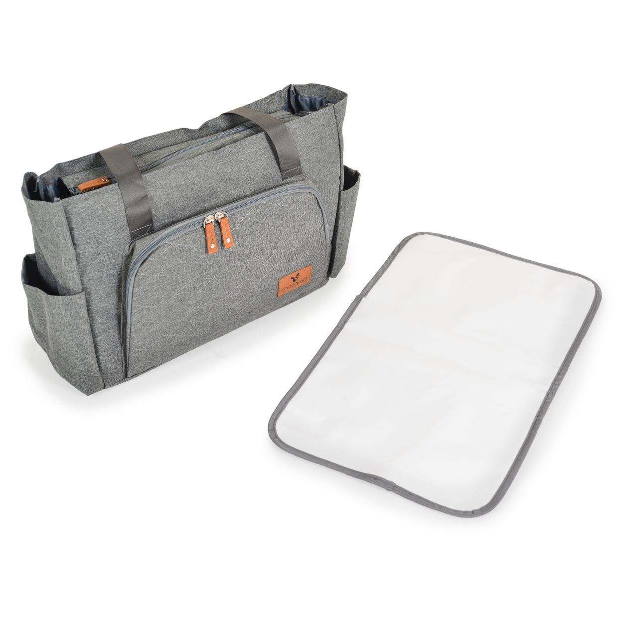 Graue Wickeltasche mit braunen Reißverschluss-Akzenten und passender weißer Wickelunterlage auf weißem Grund.