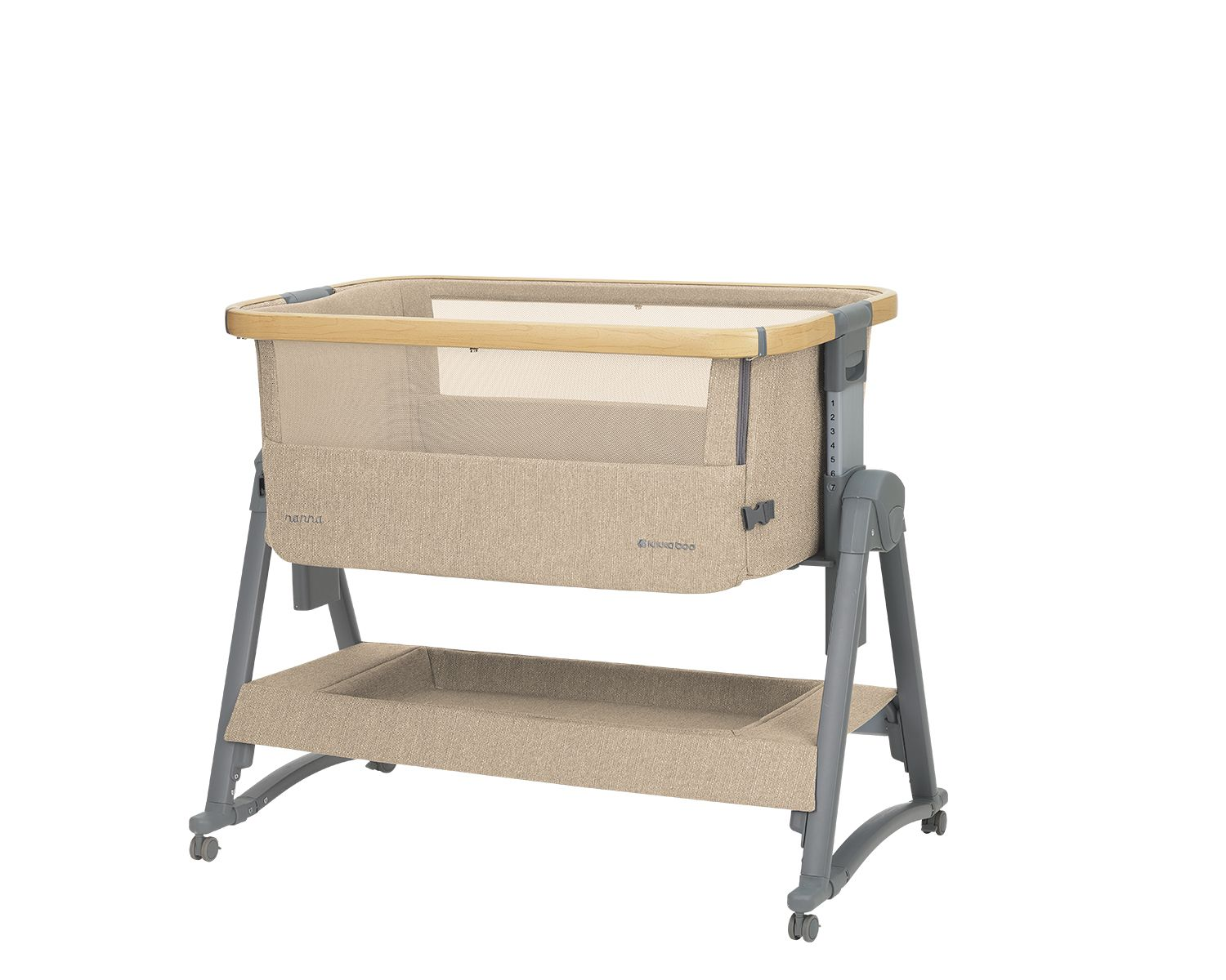 Beige und graue Babywiege mit Holzrand und unterem Ablagefach auf Rollen vor weißem Hintergrund.