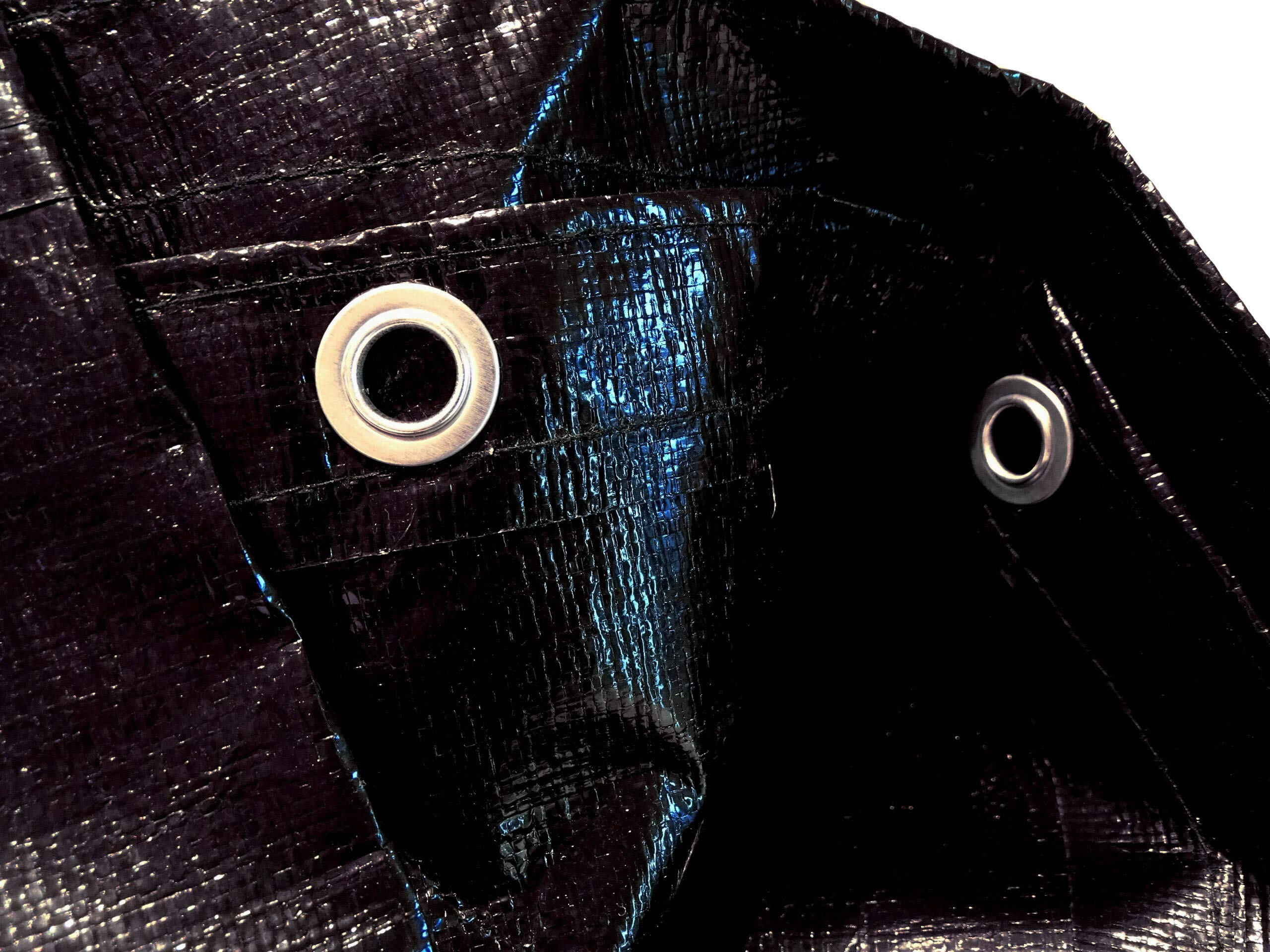 Glänzende schwarze Plane mit zwei metallverstärkten Ösen auf gewebtem Kunststoff.