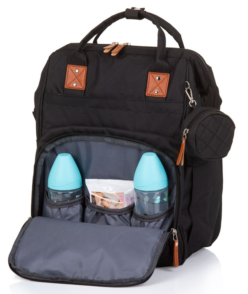 Ein schwarzer Wickelrucksack mit offener Vordertasche, zwei Babyflaschen und Feuchttüchern.