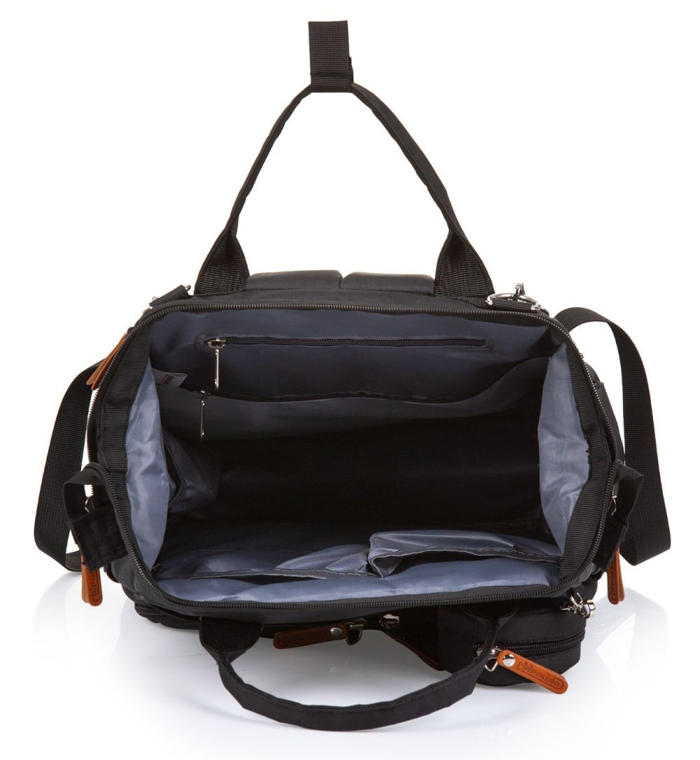 Eine offene schwarze Tasche mit grauem Innenfutter, Reißverschlusstaschen und Fächern auf einem weißen Hintergrund.