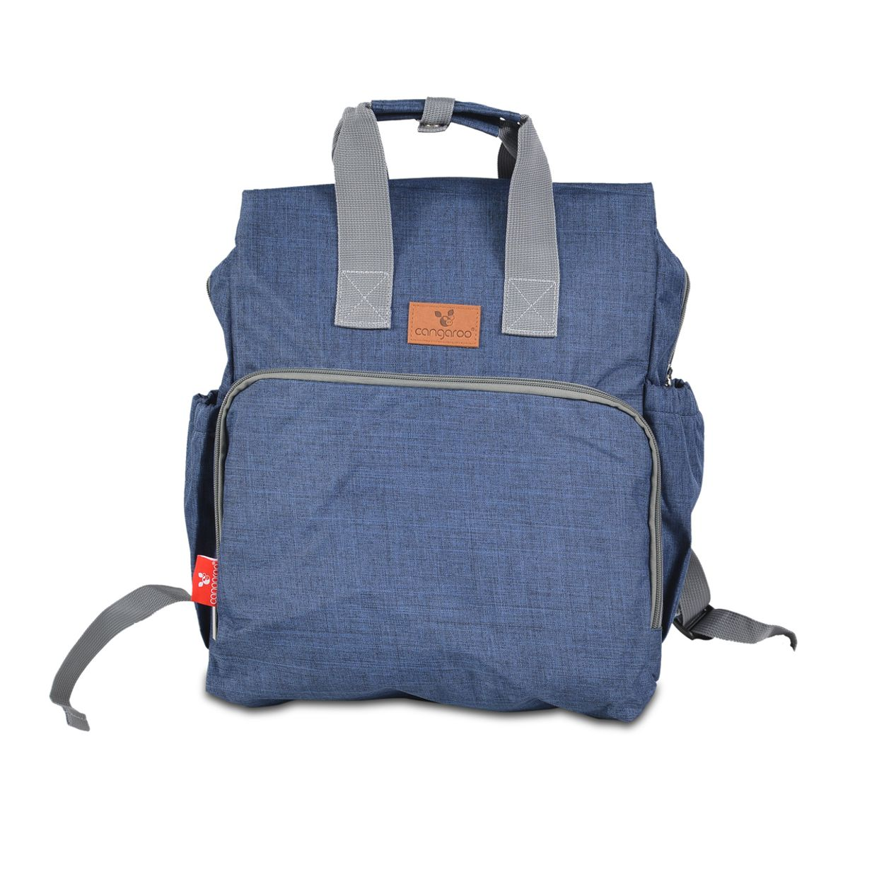 Ein blauer Rucksack mit grauen Trägern und einer braunen Logoplakette.