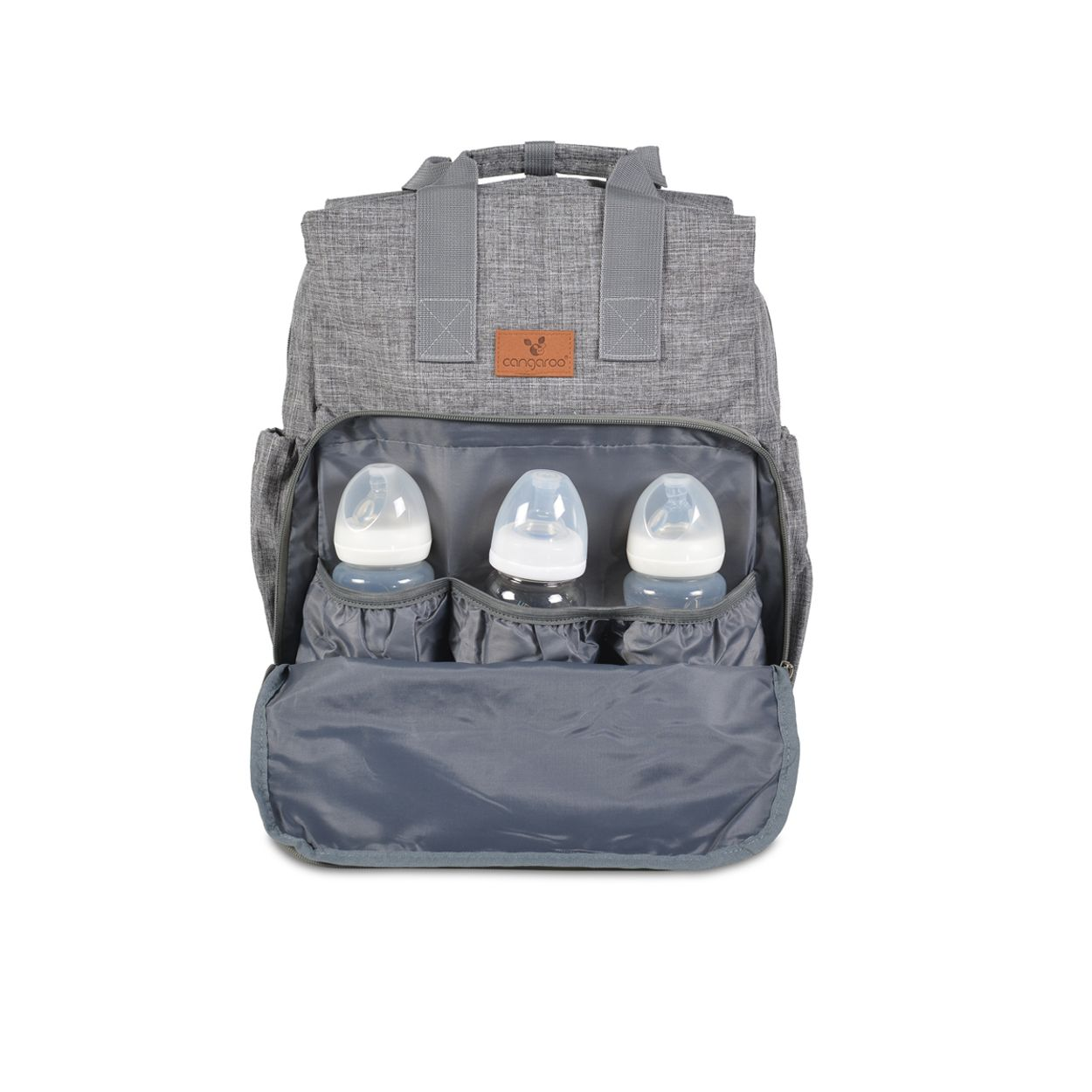 Grauer Wickelrucksack mit offenem Fach, in dem drei Babyslaschen stehen.