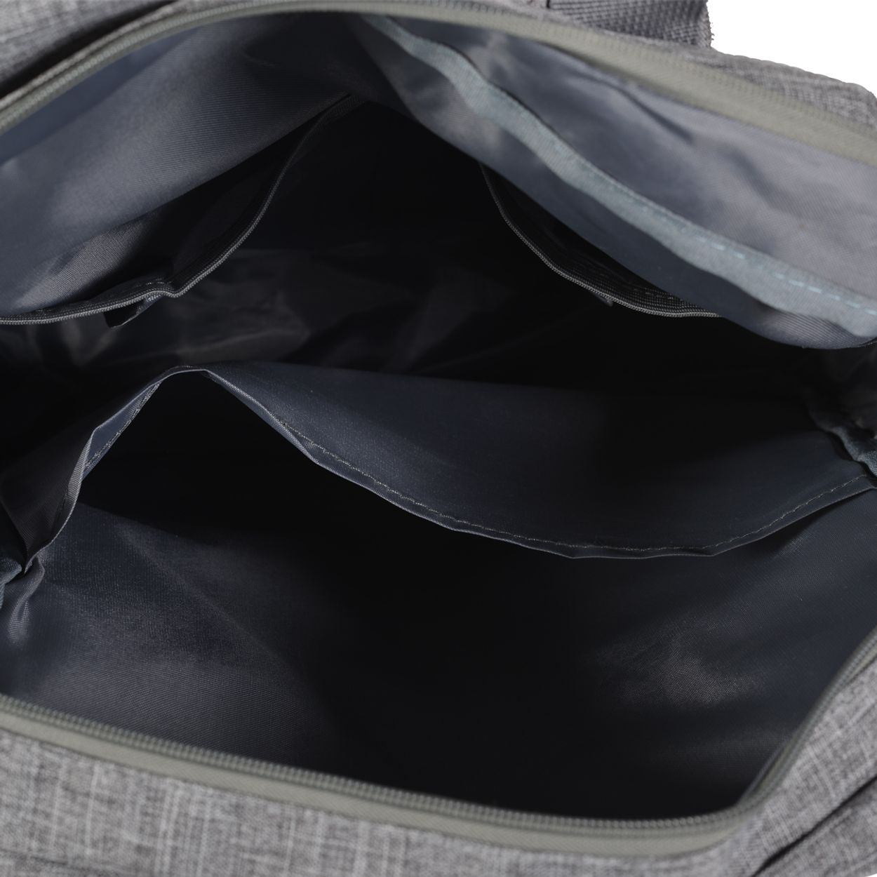 Das offene Innere eines grauen Rucksacks mit mehreren Stofftaschen.